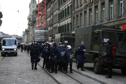 WEF_Militaertransporter_Ausladen_Polizei.jpg