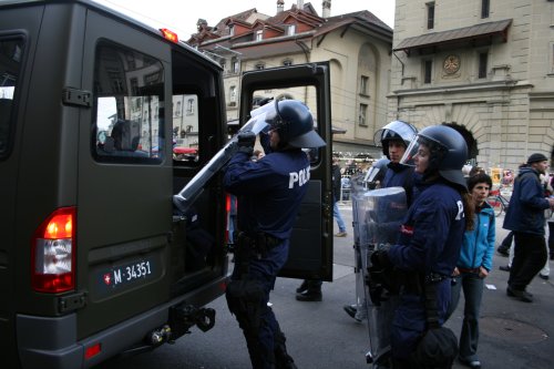 WEF_Militaertransporter_Verladen_Polizei.jpg